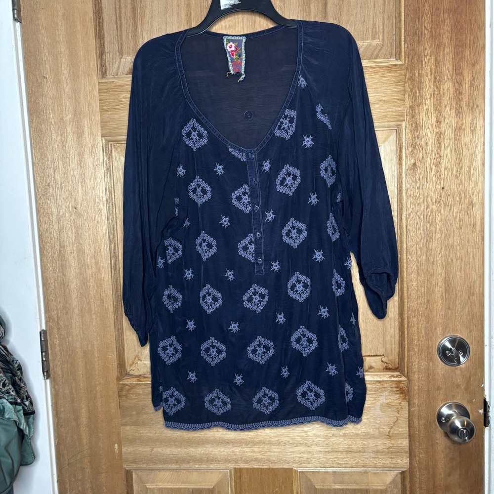 Johnny was Women's Navy Blue Embroidered Top size M
